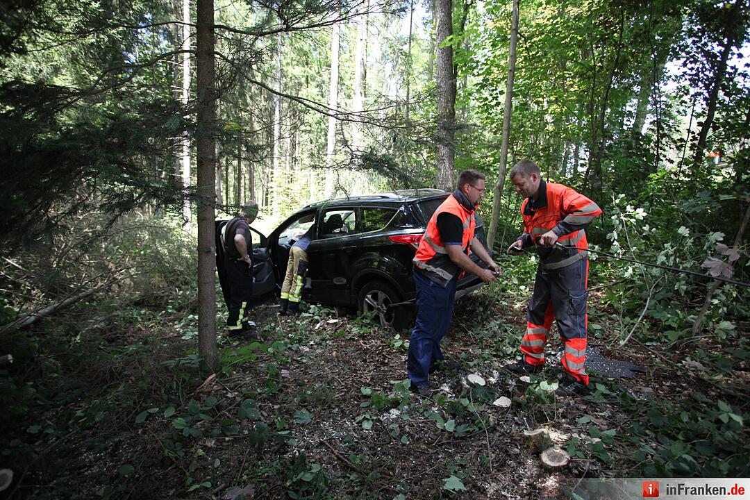 Pkw kracht in Traktor auf der B303