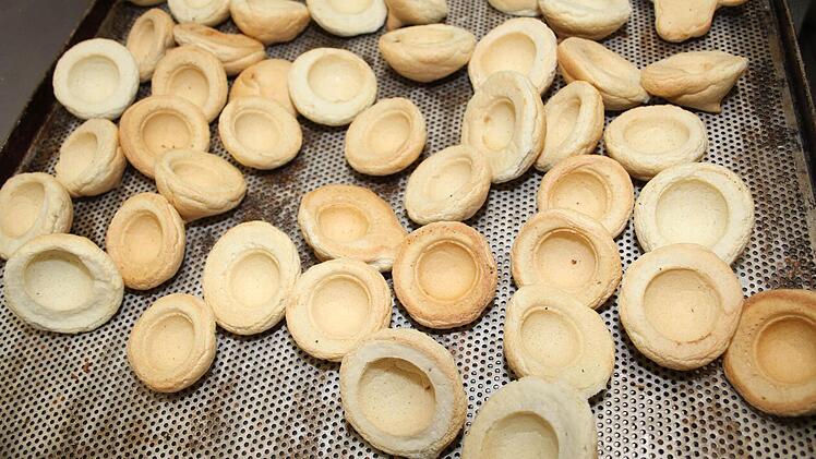 In der Bäckerei Groß werden zur Faschingszeit traditionelle Mohrenköpfe gebacken.  Foto: Sonja Adam