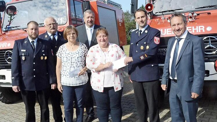 Spendenübergabe der FFW Marktrodach an Kindergärten (v. l.): Christian Kahl (1. Vorsitzender), KBI Hans-Ulrich Müller, Waltraud Schultheiß (Leiterin Kindergarten Villa Kunterbunt Oberrodach), Andreas Murrmann (2. Vorsitzender), Christine Winkler (Leiterin Kindergarten Unterm Regenbogen Unterrodach), André Kestel (1. Kommandant), Bürgermeister Norbert Gräbner Foto: K.- H. Hofmann