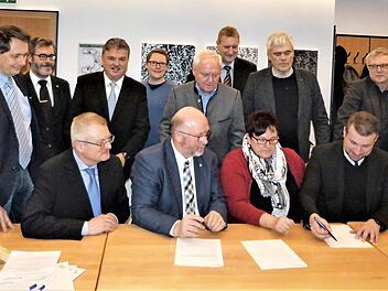 Zwölf Kommunen aus Ober- und Unterfranken haben sich zu einem Energieeffizienz-Netzwerk zusammengeschlossen. Mit im Bild auch Landrat Klaus Peter Söllner (stehend, Vierter von links) sowie Netzwerkmanager Wolfgang Böhm (sitzend, links). Foto: Werner Reißaus