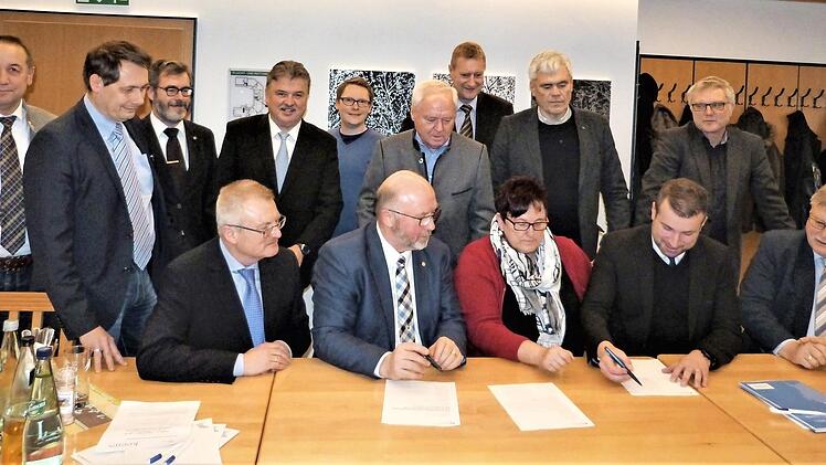 Zwölf Kommunen aus Ober- und Unterfranken haben sich zu einem Energieeffizienz-Netzwerk zusammengeschlossen. Mit im Bild auch Landrat Klaus Peter Söllner (stehend, Vierter von links) sowie Netzwerkmanager Wolfgang Böhm (sitzend, links). Foto: Werner Reißaus