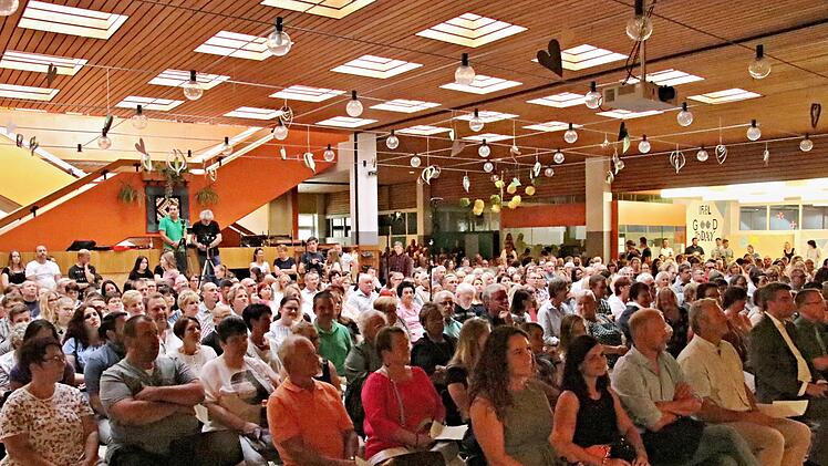 Voll besetzt war die Aula der Mittelschule.  Helmut Will