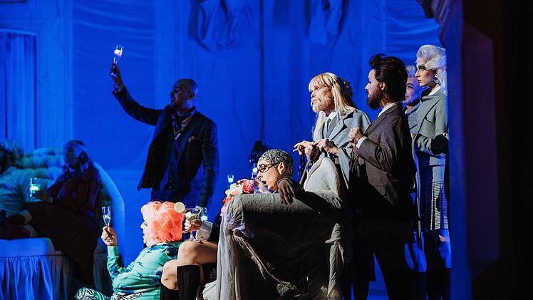 Turbulent und bunt: Szene aus der Coburger Neuinszenierung der Strauß-Operette "Die Fledermaus" am LandestheaterFoto: Sebastian Buff