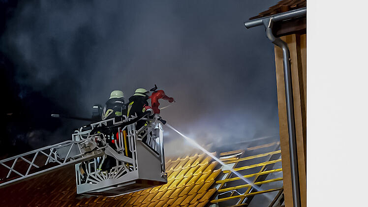 Einer der Bewohner saß auf seinem Balkon fest und wurde von den Feuerwehrleuten mit einer Drehleiter gerettet.