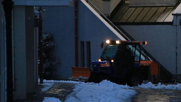 Winterdienst im Einsatz hinter dem Coburger Parkhaus Post.Foto: Jochen Berger