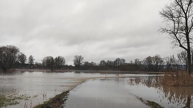 Mit dem Auto durch diese Wassermassen fahren? Nur gedankenlose Menschen w&uuml;rden das tun.  Foto: Romy Denk