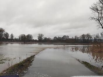 Mit dem Auto durch diese Wassermassen fahren? Nur gedankenlose Menschen würden das tun.  Foto: Romy Denk