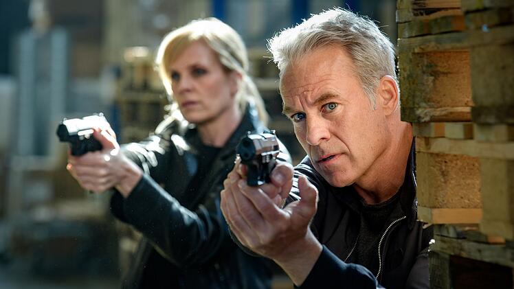 Auf ein Baustoffcenter wurde ein Raub&uuml;berfall begangen. Ina Zimmermann (Melanie Marschke) und Jan Maybach (Marco Girnth) von der SOKO Leipzig halten das Geschehen im Auge, denn noch sind die T&auml;ter vor Ort.