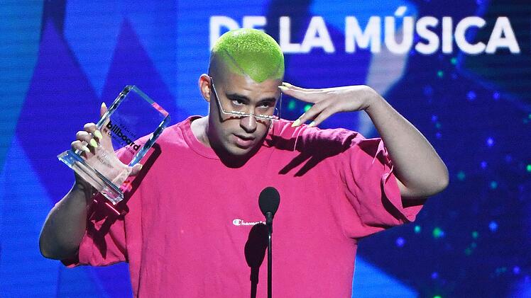 Bei den Billboard Latin Music Awards zeigte sich Bad Bunny 2019 mit giftgr&uuml;nen und kurz geschorenen Haaren.