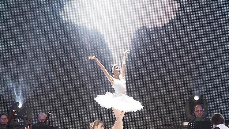 Schwanensee als 3D-Präsentation: David Garrett in der Mitte, dahinter die Ballerina einmal live und einmal als Videoreproduktion.