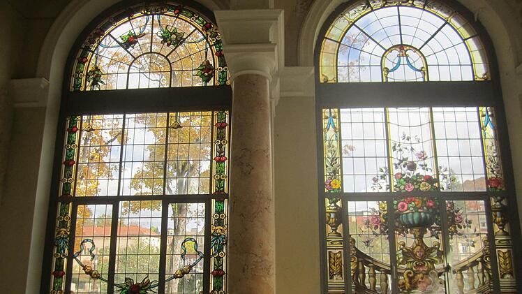 Die Glasfenster im östlichen Eckpavillon sind (und bleiben) eine Augenweide.