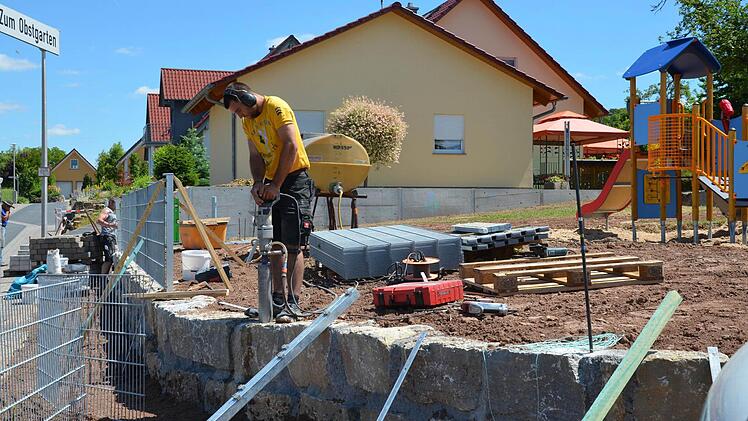 Fleißig arbeiten momentan die Mitarbeiter des städtischen Bauhofes am neuen Spielplatz "Zum Obstgarten". Foto: Jana Keul