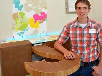 Sieger der "Guten Form 2014" wurde mit einer gewagten Form eines Sidebordes Benedikt Schuhmann, der im elterlichen Betrieb "Möbel & Raum GmbH & Co.KG" ausgebildet wurde.  Fotos: Peter Rauch