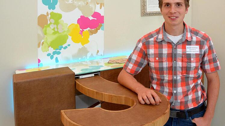 Sieger der "Guten Form 2014" wurde mit einer gewagten Form eines Sidebordes Benedikt Schuhmann, der im elterlichen Betrieb "Möbel & Raum GmbH & Co.KG" ausgebildet wurde.  Fotos: Peter Rauch