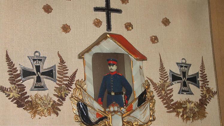 ... verziert mit dem Eisernen Kreuz.