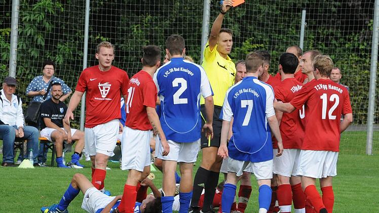 Rudelbildung im Sportpark: Den roten Karton zeigt der Unparteiische im Spiel des FC 06 Bad Kissingen II gegen die TSVgg Hausen.  Foto: Hopf