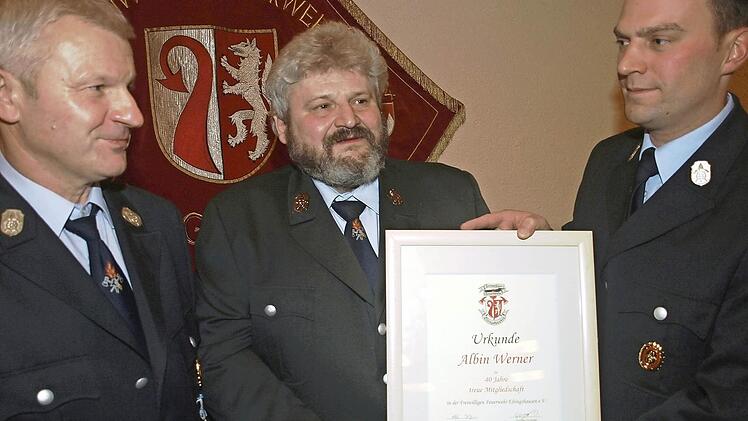 "Auf euch ist immer Verlass", lobte Vorsitzender Stefan Karch (r.) Albin Werner (Mitte) und seinen Bruder Walter Werner, die sich seit vielen Jahren im Verein und in der Gerätepflege engagieren. Foto: Stefan Geiger