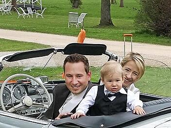 Hochzeitsfoto mit Sohn Leander: Andrea und Fabian Nöth. Foto: Arnold Nöth