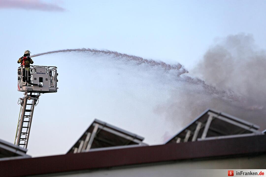 Grossbrand nach Explosion auf Indoor-Kartbahn Foto: News5/Herse