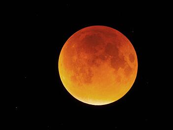 Beeindruckende Bilder liefert die Sternwarte Feuerstein vom blutrot verfinsterten Mond. Der Eindruck beim Betrachten mit und ohne Teleskop war allerdings noch um etliches dunkler (vergrößerter Ausschnitt am Teleskop). Foto: Thomas Michna/Sternwarte Feuerstein