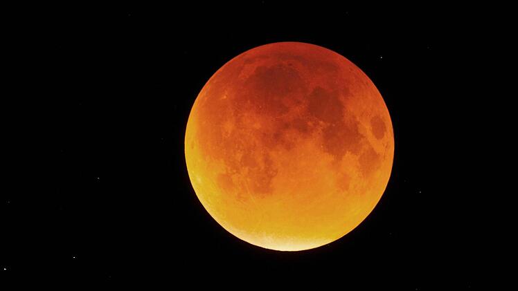 Beeindruckende Bilder liefert die Sternwarte Feuerstein vom blutrot verfinsterten Mond. Der Eindruck beim Betrachten mit und ohne Teleskop war allerdings noch um etliches dunkler (vergrößerter Ausschnitt am Teleskop). Foto: Thomas Michna/Sternwarte Feuerstein