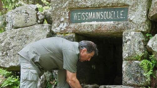 Harald Metzger am Quellstein des Weißen Mains.