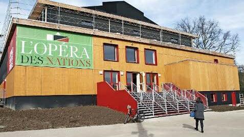 Die "Opéra des Nations" von außen.