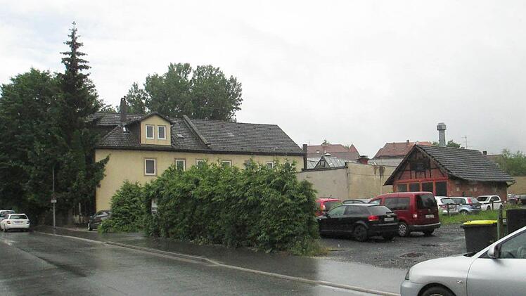 Auf der Industriebrache der ehemaligen Lackiererei Altmann in der Wiesenstraße will ein Bayreuther Unternehmen zwei Gebäude mit Eigentumswohnungen errichten. Foto: Ulrike Nauer