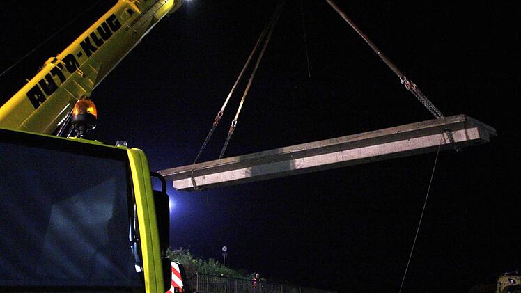 Die Brücke zwischen Kersbach und Baiersdorf wird demontiert. Foto: Josef Hofbauer