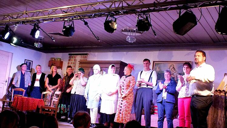 Die Darsteller der Komödie "Spuk im Pfarrhaus" in Sand (von links): Theresia Baum (Pfarrköchin), Klaus Ullrich (Mesner), Karin Wicht (Gangsterbraut), Helmut Wicht (Totengräber), Edeltraud Schnapp (die Männersuchende), Sebastian Schnapp (neuer Pfarrer), Claudia Förtsch (Witwe), Marie Winkler und Michael Zösch (Brautpaar), Souffleuse Irene Mück, Maskenbildnerin (Karin Wagner) und Pfarrer Michael Erhart, der mit dem Raub des Hl. Antonius alles ins Rollen brachte. Es fehlt Bühnentechniker Bruno B...