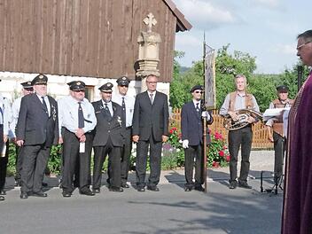 Pfarrer Georg Birkel hielt am Ehrenmal das Totengedenken unter Beteiligung der Vereine und der Dorfbewohner ab.  Foto: Thomas Hümmer