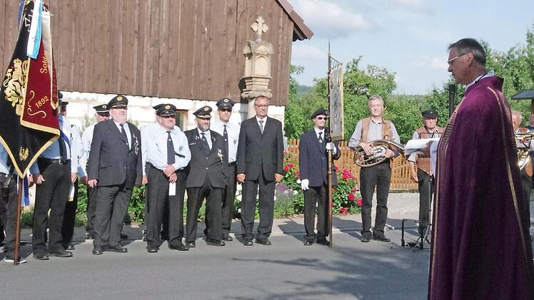 Pfarrer Georg Birkel hielt am Ehrenmal das Totengedenken unter Beteiligung der Vereine und der Dorfbewohner ab.  Foto: Thomas Hümmer