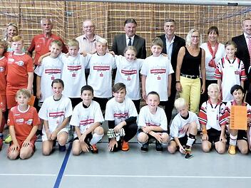 Unser Bild zeigt die drittplatzierte Mannschaft der Grundschule Neuenmarkt-Wirsberg (links), das siegreiche Team aus Trebgast (Mitte) und die Zweitplatzierten von der Pestalozzischule (rechts) mit Betreuern und den Offiziellen.  Foto: Werner Reißaus