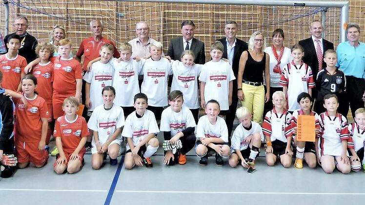 Unser Bild zeigt die drittplatzierte Mannschaft der Grundschule Neuenmarkt-Wirsberg (links), das siegreiche Team aus Trebgast (Mitte) und die Zweitplatzierten von der Pestalozzischule (rechts) mit Betreuern und den Offiziellen.  Foto: Werner Reißaus