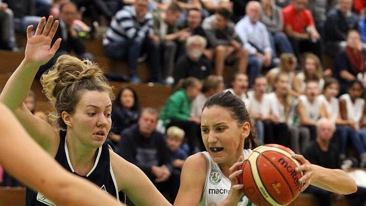 Der Bamberger Neuzugang Ivana Grbic (rechts) lässt sich auf dem Weg zum Korb von Philippa Faul (TSV Towers Speyer-Schifferstadt) nicht aufhalten. Foto: sportpress