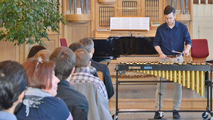 Auf großes Interesse stieß der Informationstag der Berufsfachschule für Musik Bad Königshofen. Einen Einblick in die Vielfalt der Ausbildung gab es bei der Matinee. Andreas Pickel begeisterte dabei am Vibraphon. Foto: Hanns Friedrich