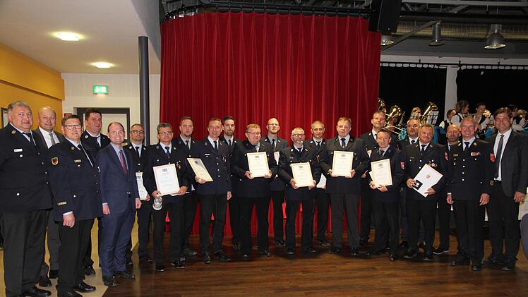 Für 25- oder sogar 40-jährigen Dienst bei der Feuerwehr wurden diese Feuerwehrkameraden aus Eggolsheim ausgezeichnet. Mit auf dem Bild: Kreisbrandrat Oliver Flake, Kreisbrandinspektor Johannes Schmitt, Kreisbrandmeister Martin Arneth, Landrat Hermann Ulm, MdL Michael Hofmann und Bürgermeister Claus Schwarzmann.