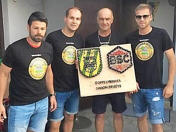 Die Fußballer des BSC waren zu Gast in Rust. Das Bild zeigt (von links) Alexander Stamm (Trainer BSC Kulmbach), Ingo Braunersreuther (Kapitän BSC Kulmbach), Thomas Balogh (Obmann SC Freistadt Rust) und Gerald Pirtzel (Obmannstellvertrerter SC Freistadt Rust). Foto: Nicolas Drack