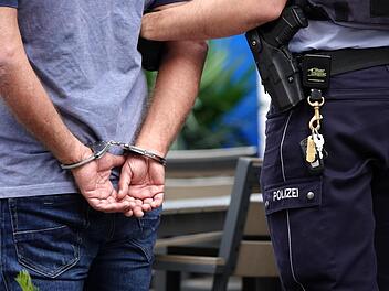 Polizeibeamte nehmen einen 29-Jährigen in Nürnberg fest