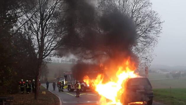 In Flammen ging der Pkw bei Hofstetten auf. Gerold Snater