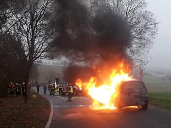 In Flammen ging der Pkw bei Hofstetten auf. Gerold Snater