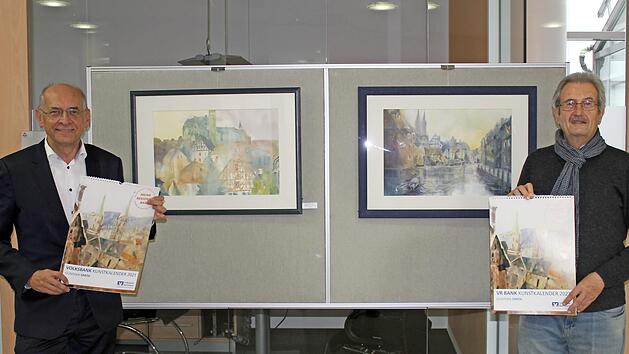 VR-Bank-Vorstandsvorsitzender Gregor Scheller (l.) mit dem Maler G&uuml;nther Spath in der Kunstausstellung in der Schalterhalle Forchheim Foto: PR