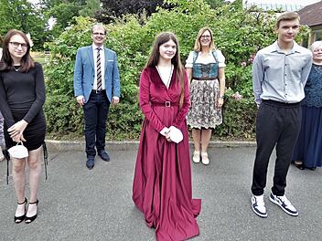 Auszeichnung der Schulbesten (von links): Klassenleiterin Diana Wende, Julia Krawez, Bürgermeister Ralf Hartnack, Johanna Petschner, Rektorin Anja Buchdrucker, Philipp Drobny und Klassenleiterin Verena Luthardt