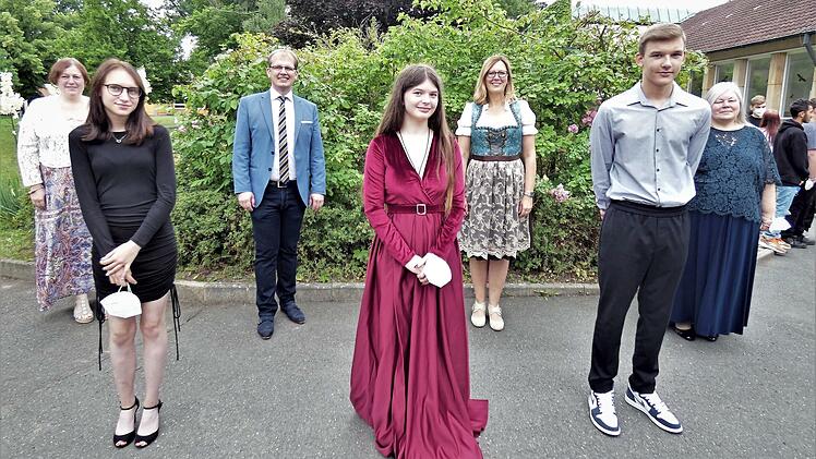 Auszeichnung der Schulbesten (von links): Klassenleiterin Diana Wende, Julia Krawez, Bürgermeister Ralf Hartnack, Johanna Petschner, Rektorin Anja Buchdrucker, Philipp Drobny und Klassenleiterin Verena Luthardt