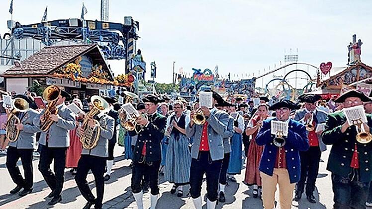Einmarsch derGruppe der Ile Oberes Werntal auf die Wiesn in München