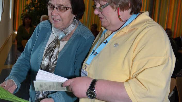 Dritte Vorsitzende Carol Jakob (rechts) vom Verein "Gemeinsam gegen Krebs" erörtert im Gespräch mit Stadträtin Mathilde Hutzl (CSU) die Wichtigkeit von Informationen über Krebserkrankung.