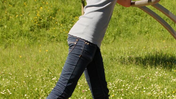 Eine der Austauschschülerinnen aus Frankreich beim Test auf dem Eltmanner Bewegungsparcours am Main.