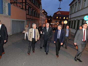 Die CSU-Landtagsfraktion mit Ministerpräsident Seehofer in der Mitte auf ihrem Weg zum Schlenkerla  Foto: Ronald Rinklef