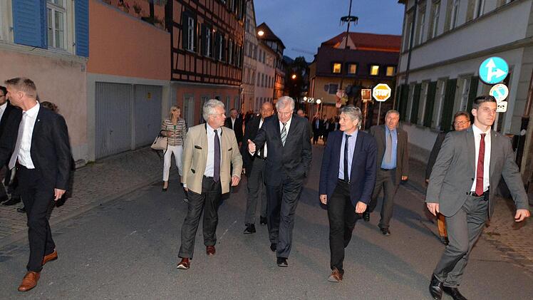 Die CSU-Landtagsfraktion mit Ministerpräsident Seehofer in der Mitte auf ihrem Weg zum Schlenkerla  Foto: Ronald Rinklef