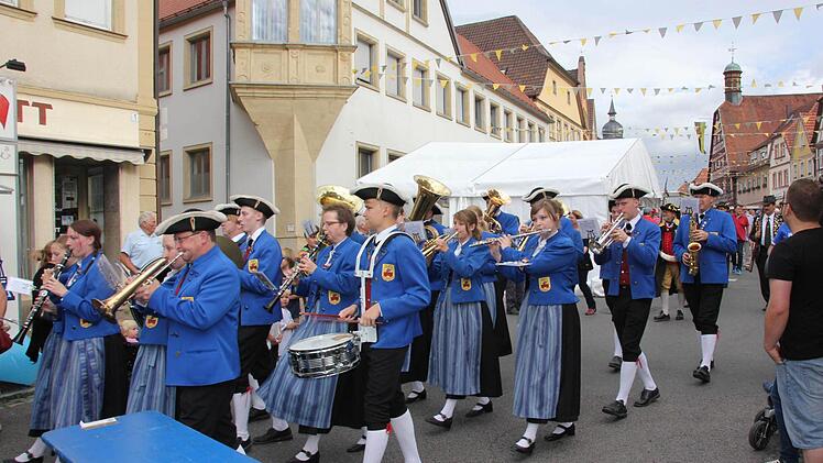 Zuvor waren die Musiker zusammen mit dem Stadtrat eingezogen.Foto: Ralf Kestel